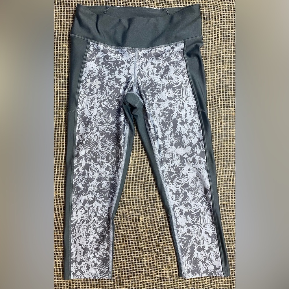 Under Armour Leggings Women’s Size Small Gray Print Capri Zip Back Pocket